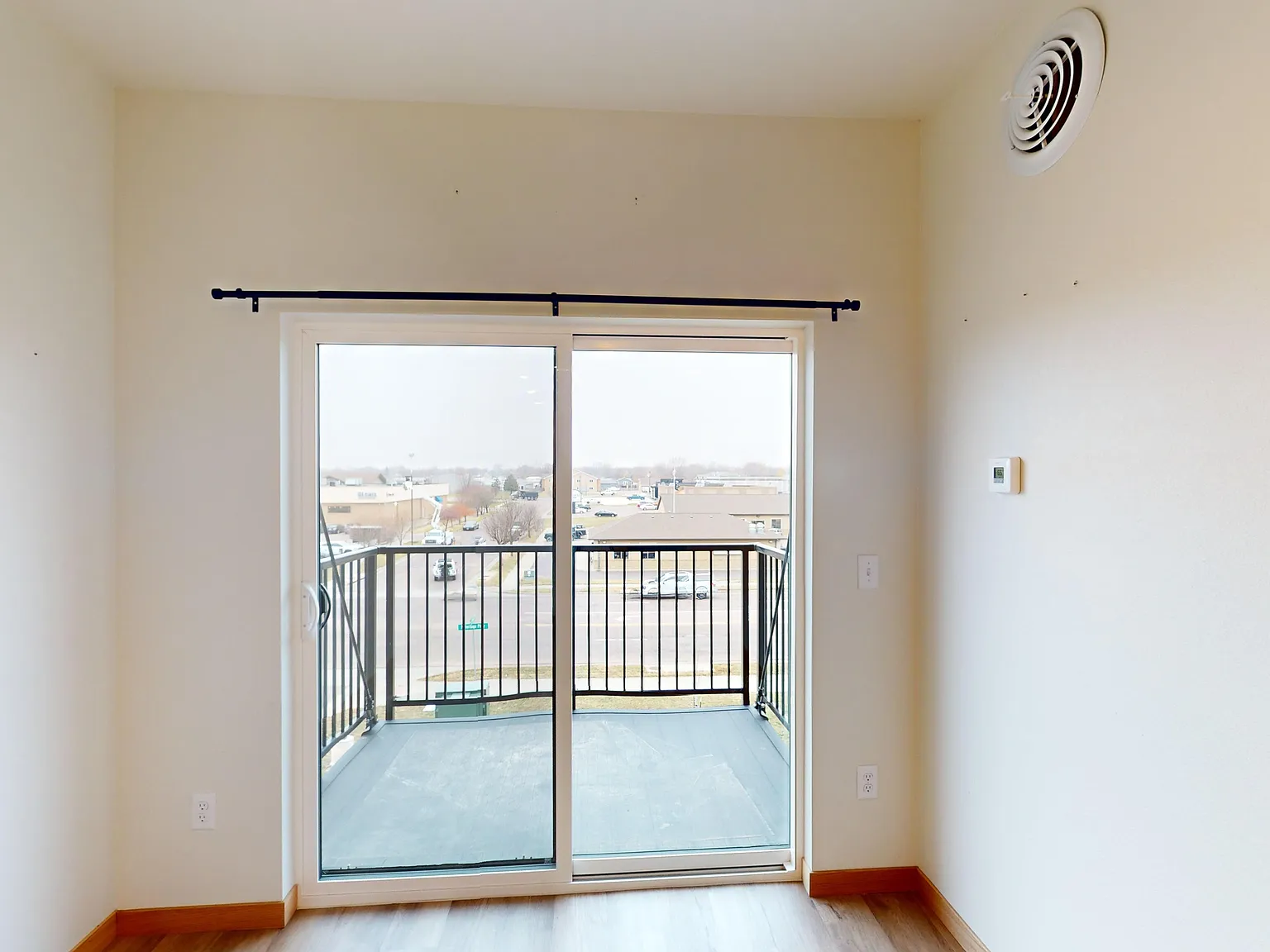 1 bed, 1.5 bath, 590 sqft, $980 — Photo 3