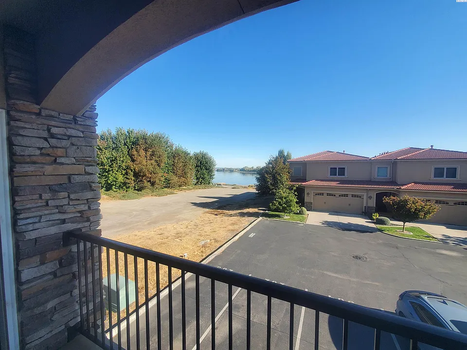 434 Bradley Blvd #204