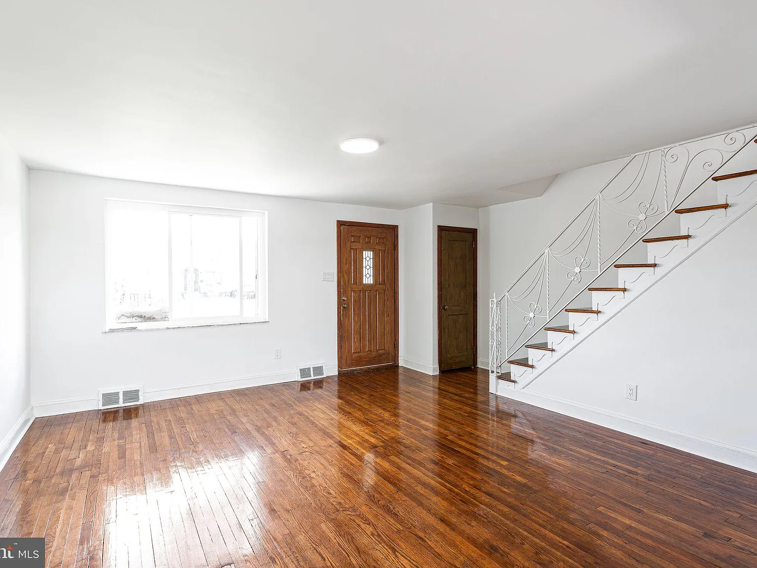 3 bed, 1152 sqft, $2,400 — Photo 3