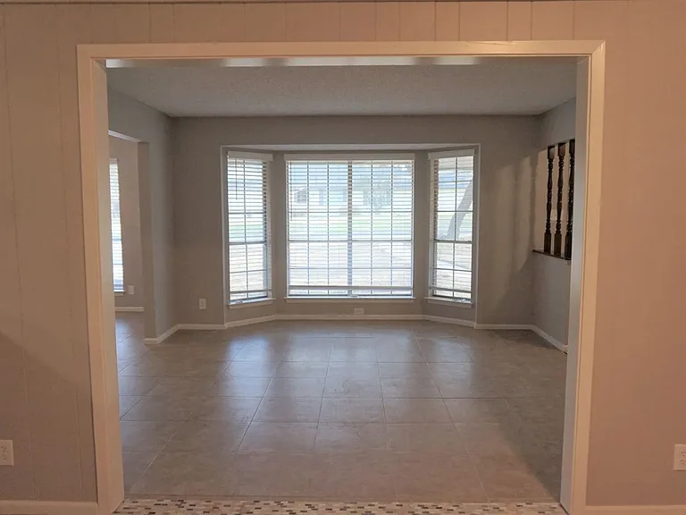 313 Sagecrest Dr — Photo 7