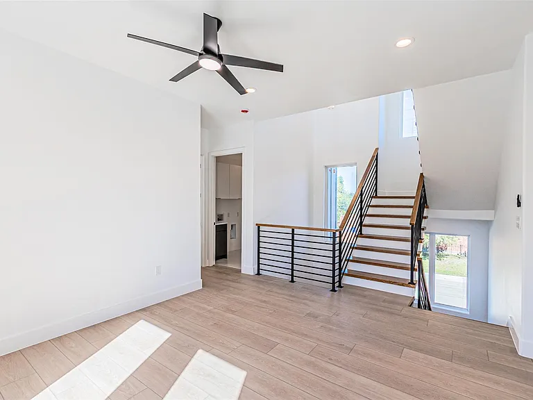 4319 Sylvester St — Photo 15