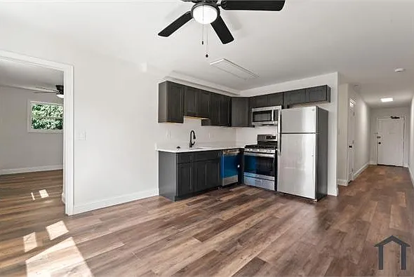 2 bed, 800 sqft, $2,200 — Photo 3