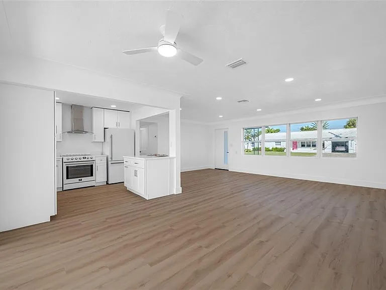 7930 Causeway Blvd S — Photo 8