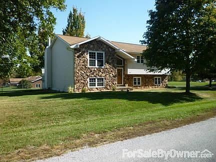 Front : Large corner lot