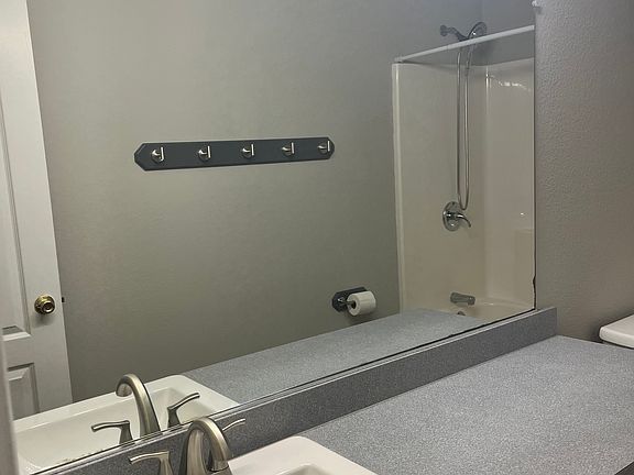 5th image of 401 Spencer Ave