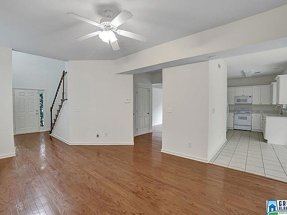 3rd image of 841 Castlemaine Ct