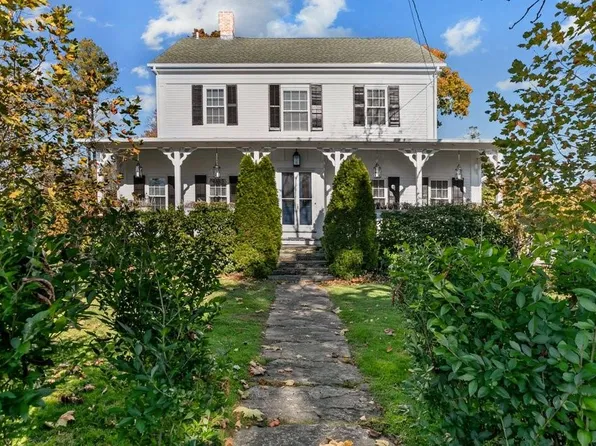 81-87 Freeborn St, Portsmouth, RI 02871