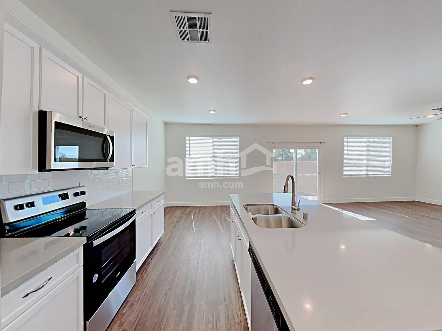 4 bed, 2.5 bath, 2463 sqft, $2,420 — Photo 3
