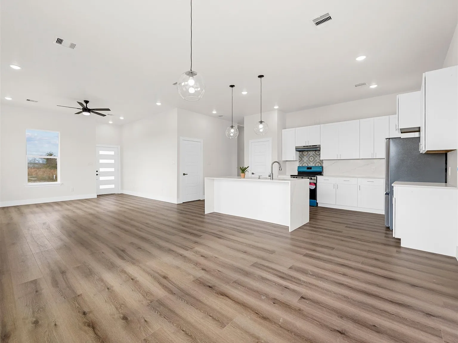 3 bed, 2.0 bath, 1374 sqft, $1,700 — Photo 3