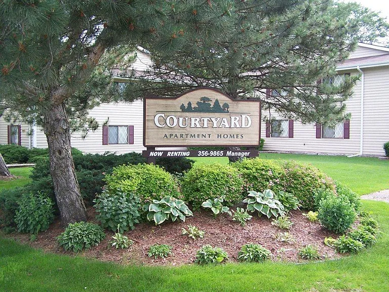 Courtyard Apartment Homes - 816 — Photo 24