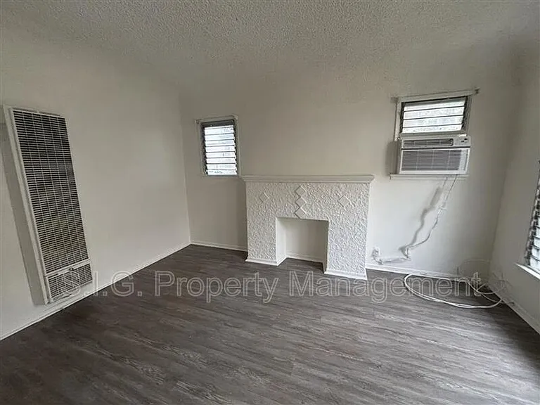 417 E Elmwood Ave #B — Photo 10