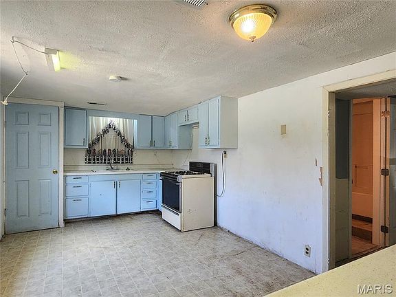 5th image of 301 S Division St