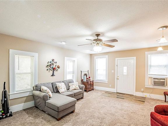 3rd image of 607 Bishop St