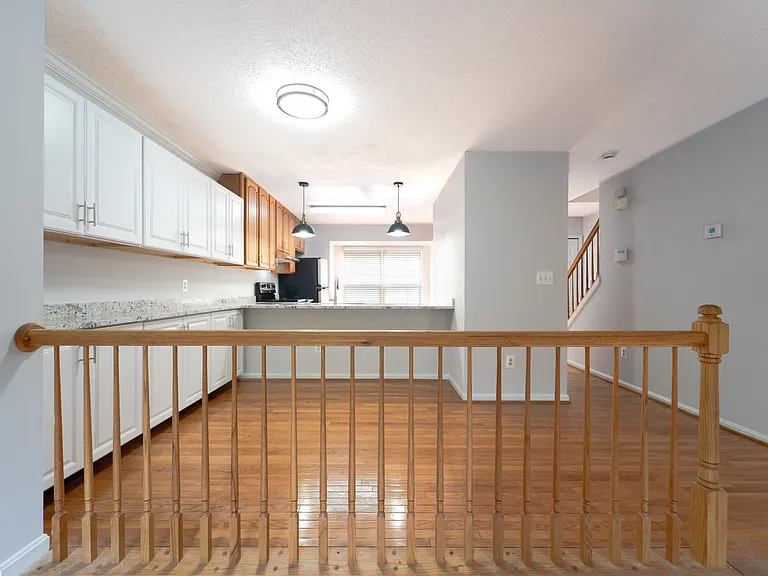 413 Lakeview Ct — Photo 18