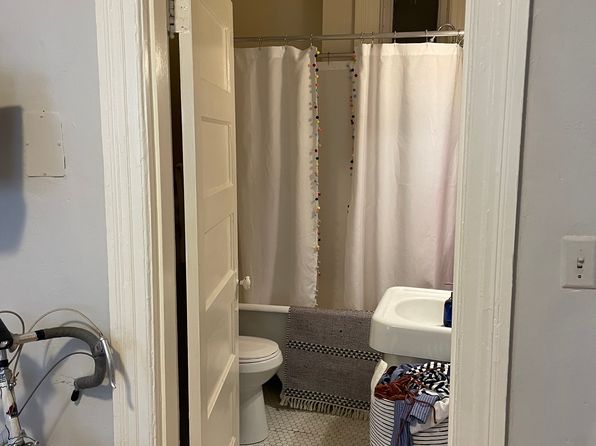 372 Lloyd Ave APT 2, Providence, RI 02906