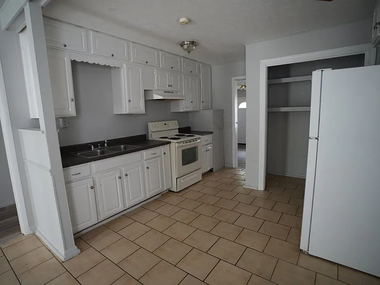 1005 Ladiga St SE — Photo 3