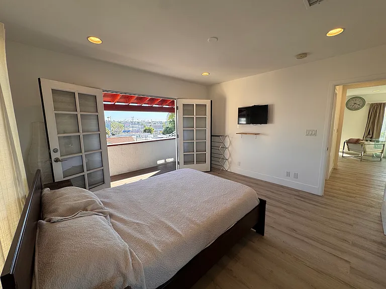 1339 S Mansfield Ave — Photo 10