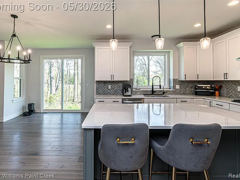 375 Amelia Cir — Photo 17