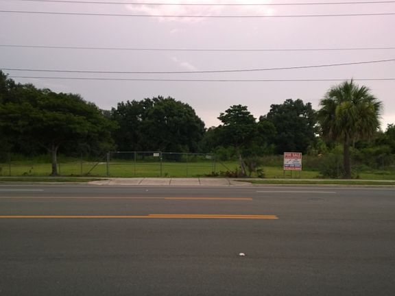 4th image of 521 S Ivey Ln