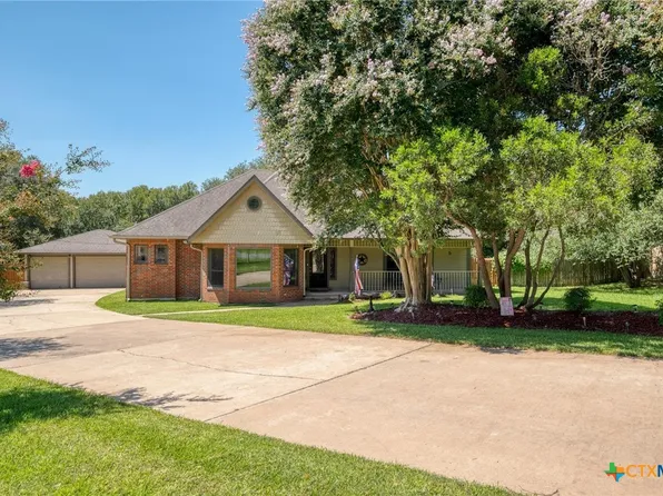 170 Oak Creek Cir, Luling, TX 78648