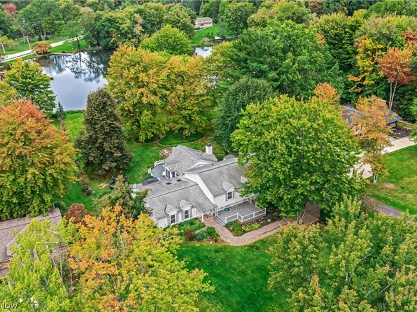 18050 Elliott Dr, Chagrin Falls, OH 44023