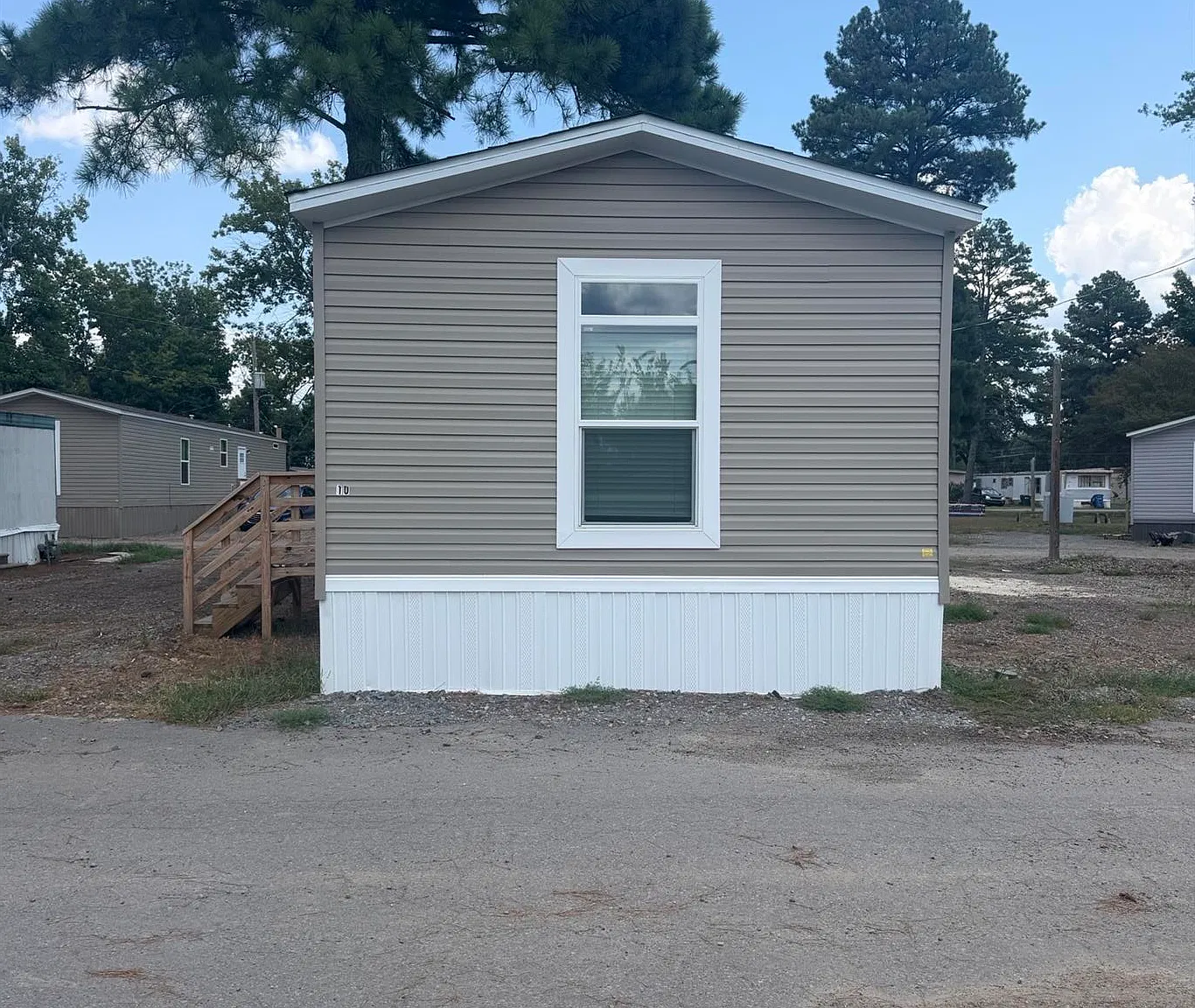 475 E Robins St — Photo 2