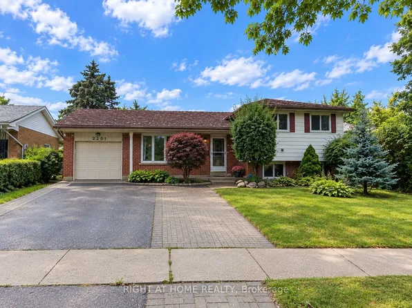 2201 Bridge Rd, Oakville, ON L6L 2G4