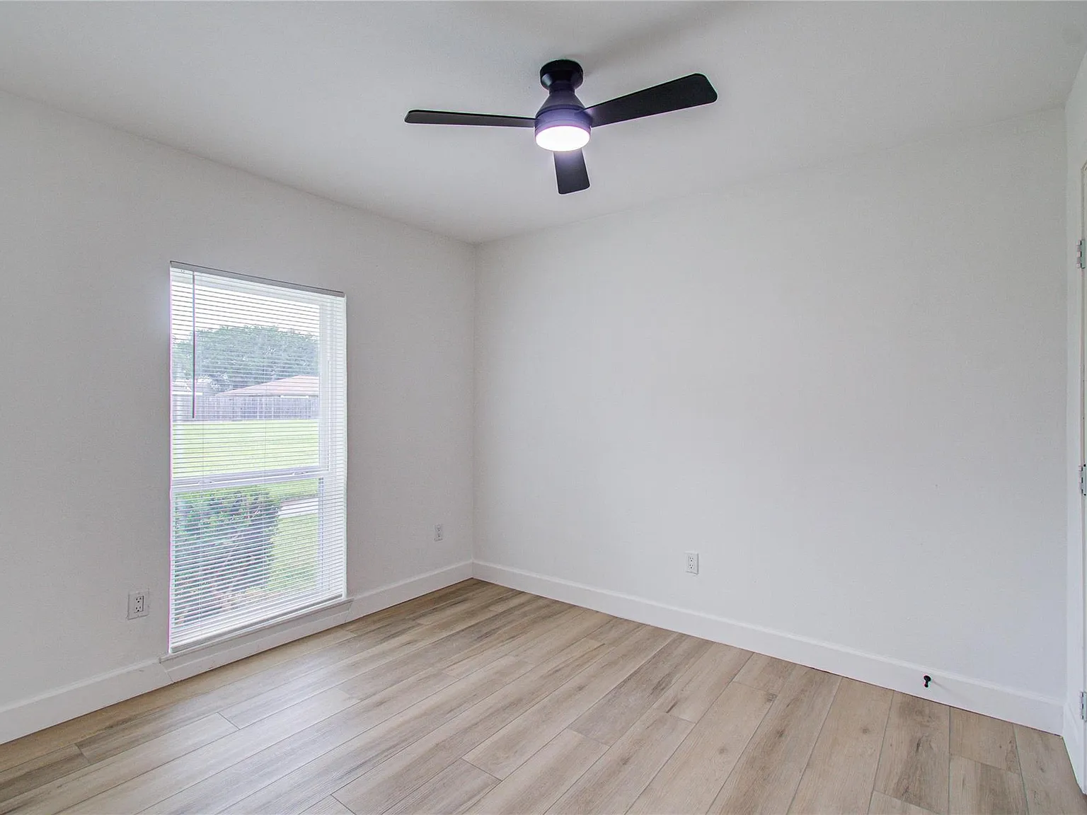 4 bed, 2.0 bath, 1232 sqft, $2,000 — Photo 3