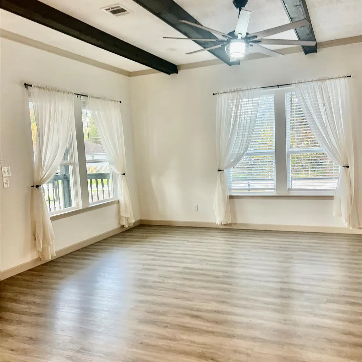 3 bed, 2.0 bath, 1600 sqft, $1,900 — Photo 2