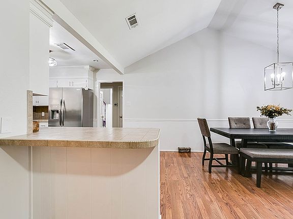 5th image of 3814 Parkwood Dr
