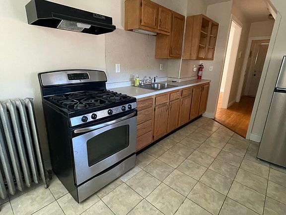 3rd image of 7 Oak St Floor 1