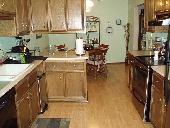 Upgraded kitchen with eat-in dinette