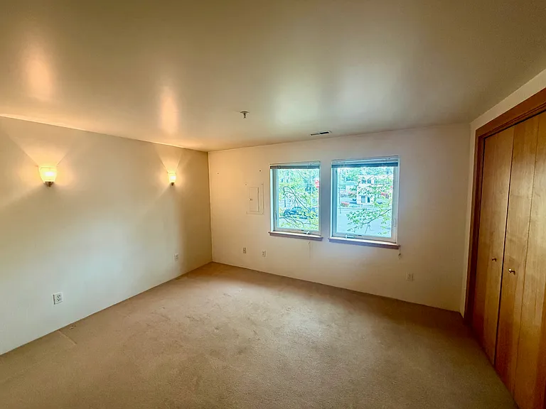 11006 NE Weidler St — Photo 6