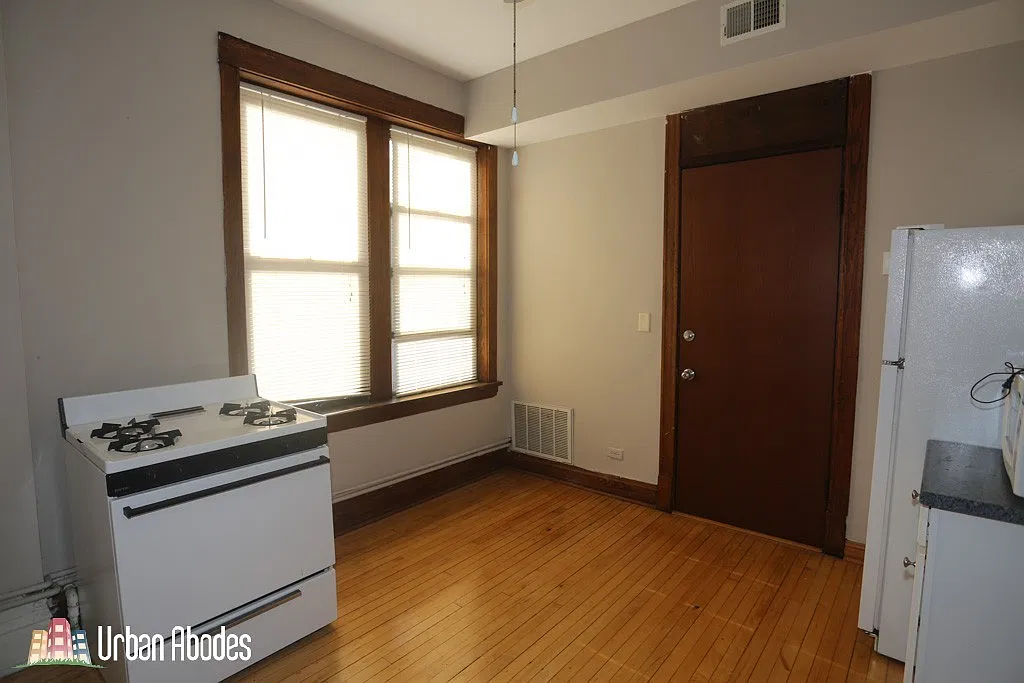 1927 W Schiller St — Photo 2