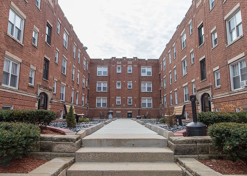 1st image of 953 W Cornelia Ave APT 1B
