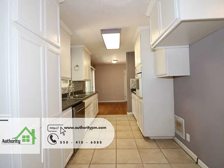 3040 Sharon Ave — Photo 8