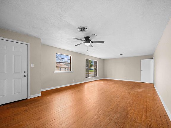4th image of 1522 N Ross Ave