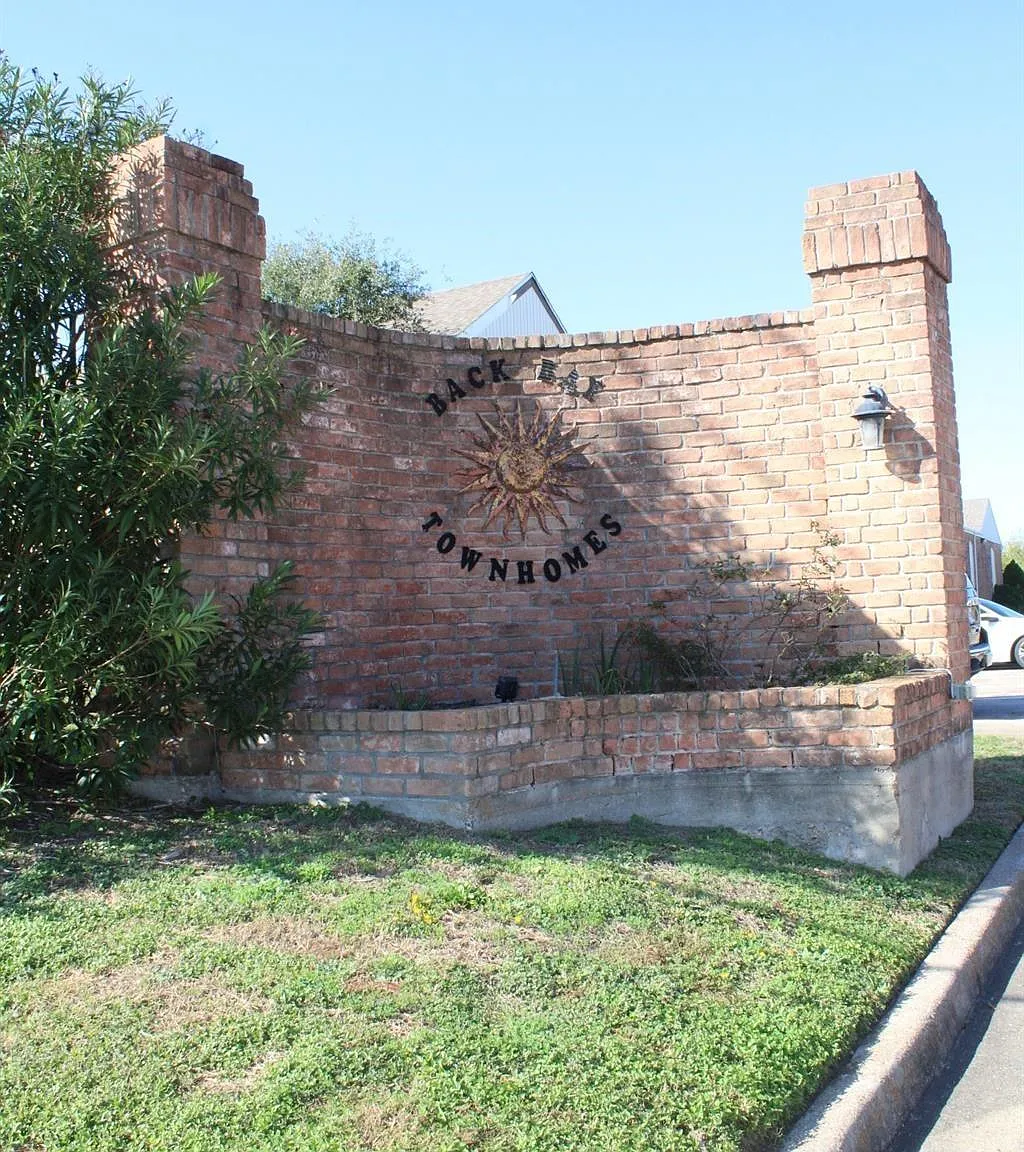 3 bed, 3.0 bath, 2124 sqft, $2,500 — Photo 3