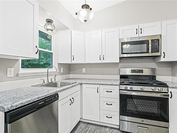 3rd image of 416 Shawn Dr