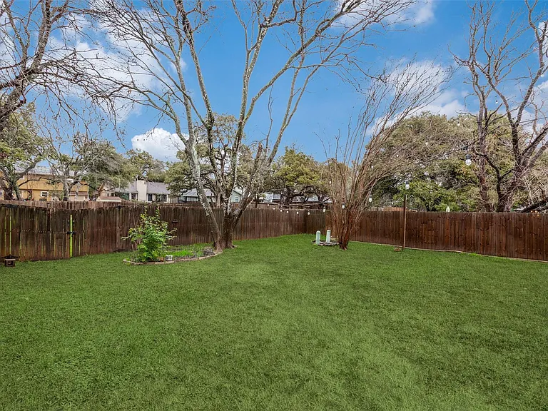 900 Angleton Cv — Photo 12