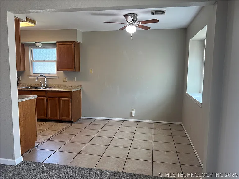 1105 W Fredericksburg St — Photo 7