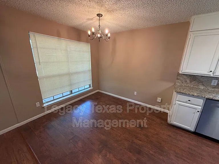 513 Willow Cir W — Photo 5