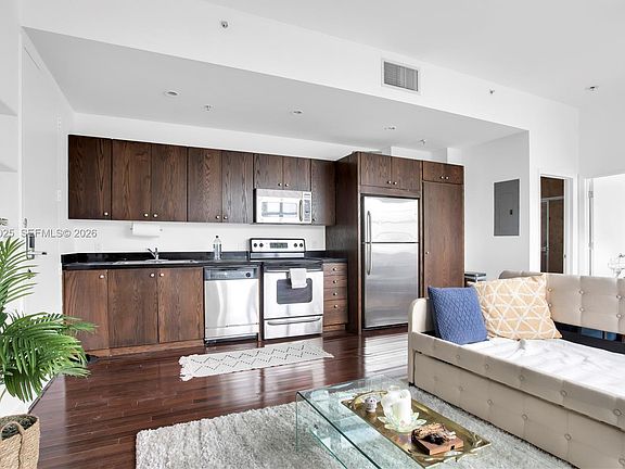 2nd image of 935 Euclid Ave APT 8
