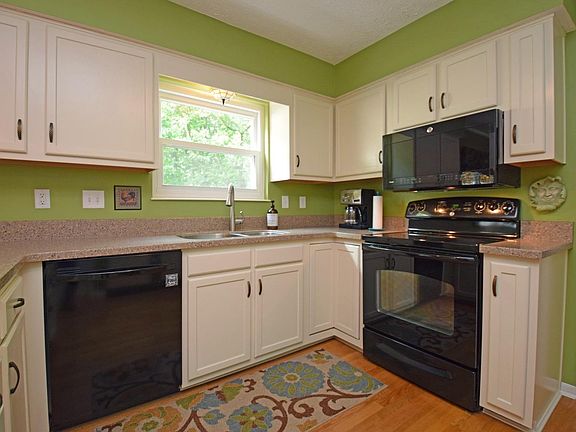 5th image of 874 Gorham Dr