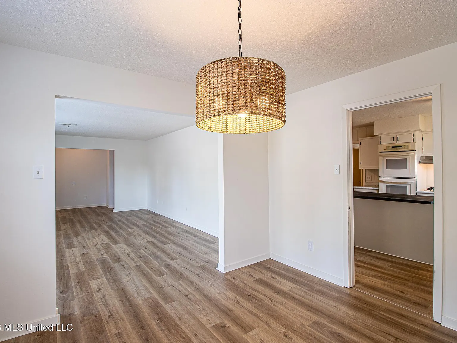 3 bed, 2.0 bath, 1785 sqft, $2,100 — Photo 3