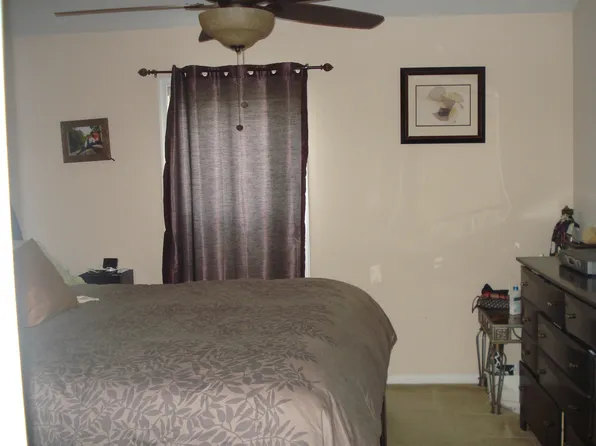 50 Versailles Ct, Newark, DE 19702