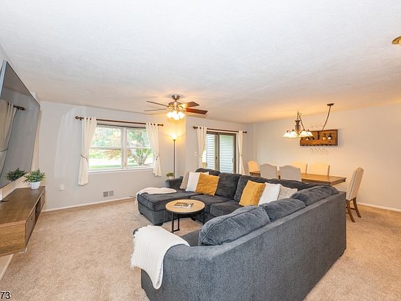 5th image of 1092 Robin Rd