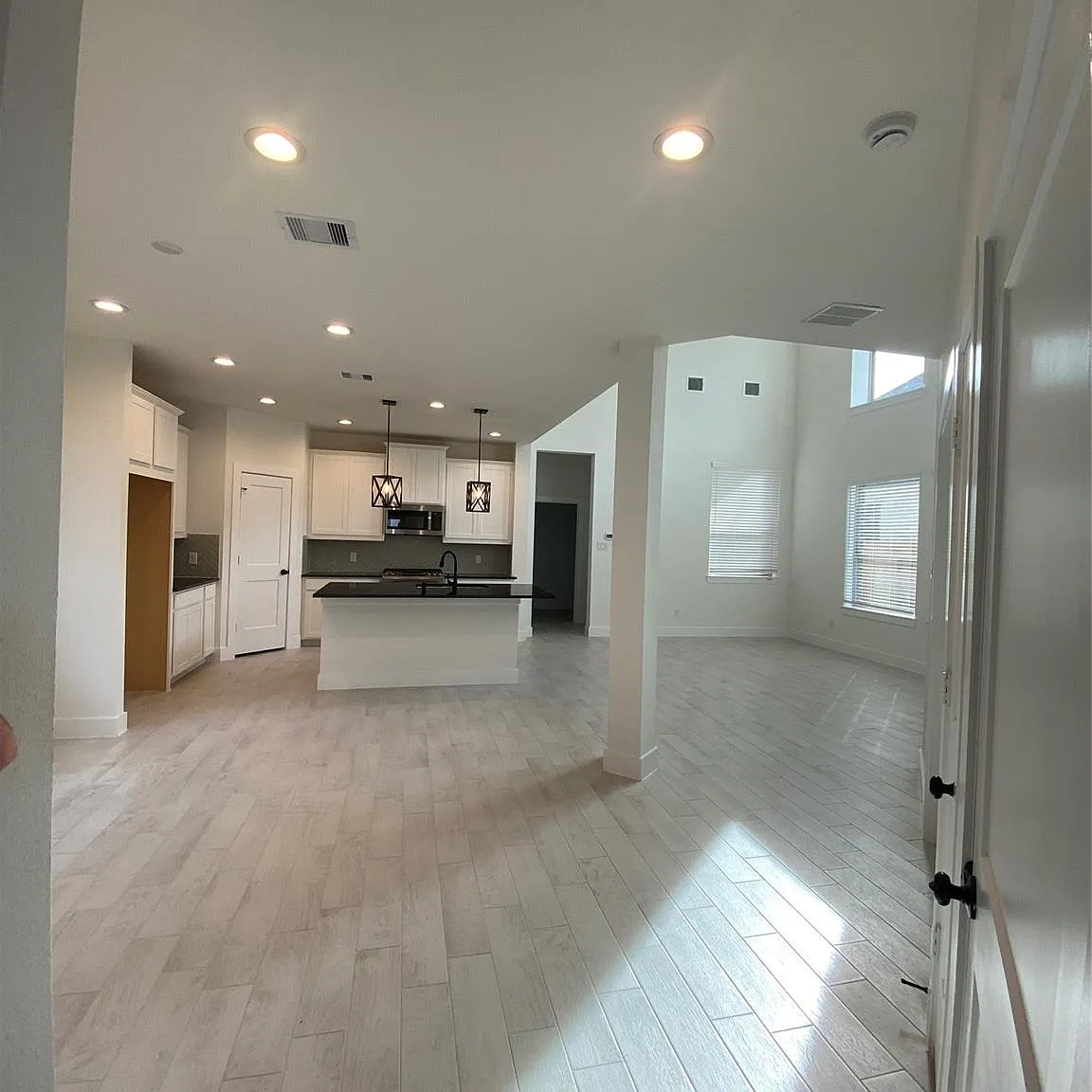 4 bed, 3.5 bath, 2472 sqft, $2,750 — Photo 4