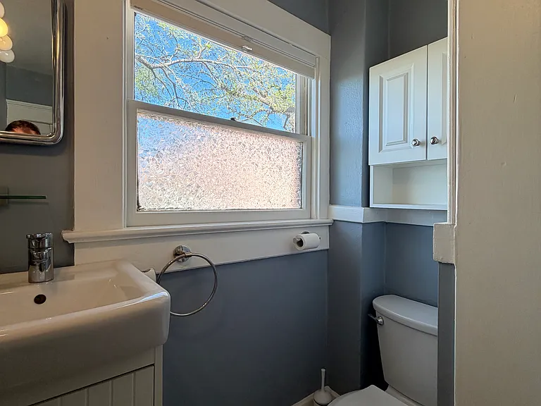 Unit B (upstairs), Bathroom