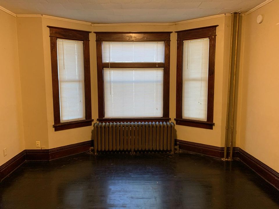 2nd image of 917 Sherburne Ave